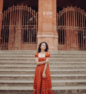 Namita Krishnamurthy Instagram - Cottagecore princess era 🌻

👗: @retro_fashionhub 
📸: @karthikha_photography 

#namitakrishnamurthy #vintageaesthetic #cottagecore #curlyhaircare