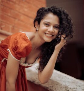 Namita Krishnamurthy Instagram - Cottagecore princess era 🌻

👗: @retro_fashionhub 
📸: @karthikha_photography 

#namitakrishnamurthy #vintageaesthetic #cottagecore #curlyhaircare