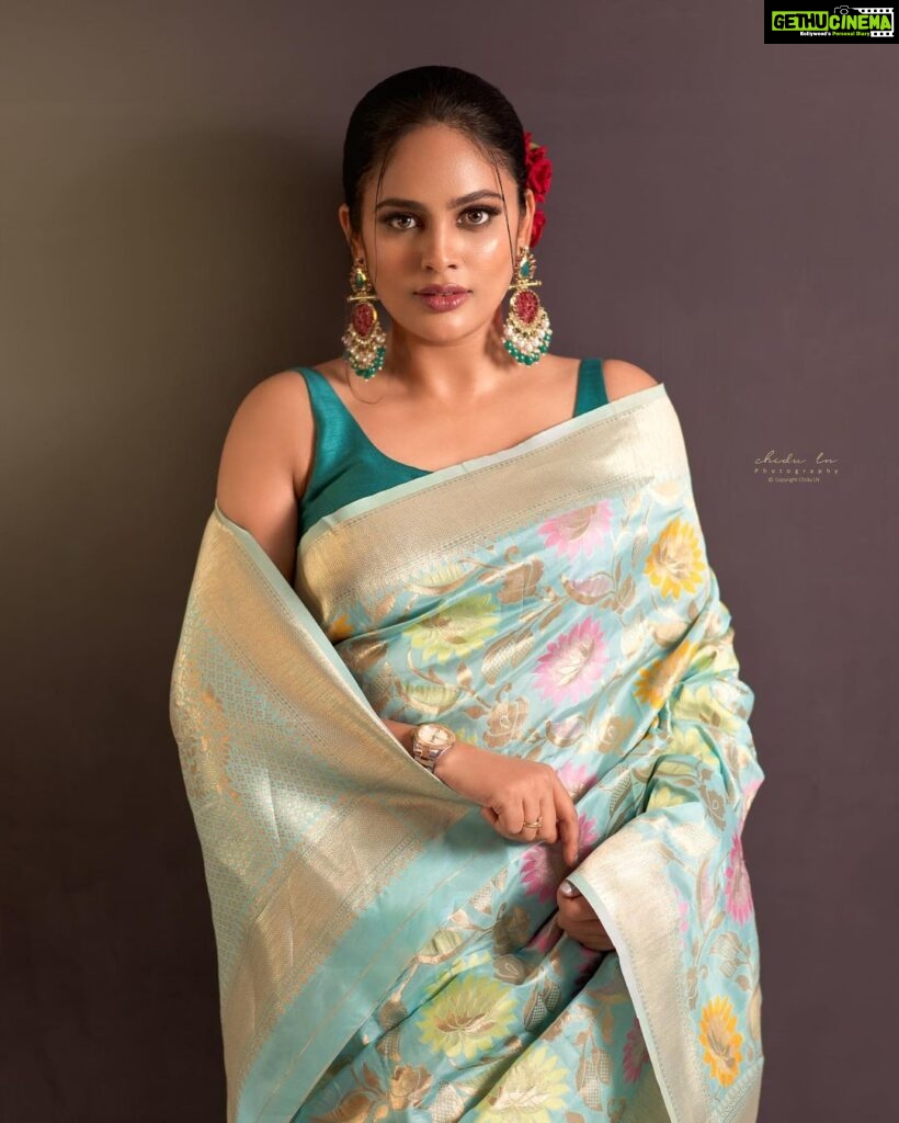 Nandita Swetha Instagram - Hello you, I missed you 🥰🥰🥰 📸📸📸 @chidu.ln_portraits Saree @darzi_designerz_ Makeup @makeupbypallavishetty Hair @__snehakumar__ Jewellery @rubans.in . #saree #jewellery #homely #shoot #sleeveless #sleekbun #tradiontional Bangalore, India