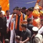 Navaneet Kaur Instagram - अयोध्या की अति प्राचीन हनुमान गढ़ी में प्रभु श्री हनुमान जी की आरती करने का सौभाग्य प्राप्त हुआ, मुख्य महंत श्री राजुदासजी महाराज, महाराष्ट्र के मुख्यमंत्री श्री एकनाथ जी शिंदे व उप मुख्यमंत्री श्री देवेन्द्र जी फडणवीस इनके कर कमलों द्वारा अमरावती में स्थापित होने वाली 111 फुट ऊंची प्रभु श्री हनुमान जी की मूर्ति शिलान्यास हेतु भक्ति शक्ति मंगल कलश प्रदान किया गया साथ ही , उप मुख्यमंत्री जी इन्होंने मंच पर आकर जनसमुदाय को संबोधित किया