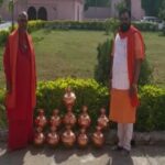 Navaneet Kaur Instagram - *रामलल्ला की पावन भूमी स्थित अयोध्या स्थित निर्माणाधीन राम मंदिर,हनुमान गढी की पावन मिट्टी,तथा शरयू नदी का पावन जल से युक्त मंगल कलश आज अमरावती मे स्थापित होनेवाली भगवान श्री हनुमान जी 111 फिट उची भव्य दिव्य मूर्ती स्थल शीलान्यास हेतू आज राम मंदिर ट्रस्ट के मा.मुख्य महंत श्री चंपकलालजी,हनुमान गढी के मुख्य महंत श्री राजुदासजी महाराज, महाराष्ट्र के मुख्यमंत्री श्री एकनाथजी शिंदे, उपमुख्यमंत्री श्री देवेंद्रजी फडणवीस,ग्रामविकास मंत्री श्री गिरीश महाजन,मुंबई भाजपा अध्यक्ष आशिष शेलार के करकमलो द्वारा विधायक रवी राणा ने महाराष्ट्र के मंत्री एवं विधानसभा सदस्य गण की उपस्थिती मे