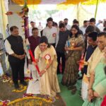 Navaneet Kaur Instagram - महाराष्ट्राचे कार्यतत्पर उपमुख्यमंत्री श्री देवेंद्रजी फडणवीस यांनी अमरावती जिल्हाधिकारी कार्यालयाच्या प्रस्तावित नवीन इमारतीचे भूमिपूजन केले,यावेळी उपस्थित राहून ही नवीन वास्तू लवकरात लवकर पूर्ण व्हावी,जनतेला चांगल्या प्रशासकीय सुविधा मिळाव्या अश्या शुभेच्छा दिल्या