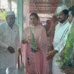 Navaneet Kaur Instagram - पावूले चालती पंढरीची वाट,भेटी लागी जीवा दर्शनाची आस,आषाढी एकादशिनिमित पंढरपूर जावू इच्छिणाऱ्या वारकऱ्यांच्या सोयीसाठी अमरावती मॉडेल रेल्वे स्थानकावरून 2 दिवस विशेष रेल्वे सेवा उपलब्ध करून दिल्याबद्दल वारकऱ्यांनी मानले आभार ,श्री पांडुरंग भक्त वारकरी बंधू भगिनींनी गंगा सावित्री निवासस्थानी केला भावपूर्ण सत्कार,सर्व विठ्ठल भक्तांचे चरण स्पर्श करून आशीर्वाद घेतले व या वर्षी लांबलेला पावूस लवकरात लवकर पडून सर्व शेतकऱ्यांना हे वर्ष सुख समृध्दी व भरभराटीचे जावो अशी प्रार्थना आपल्या वतीने विठ्ठल रुक्मिणी चरणी करण्याचे आवाहन केले यावेळी राजेंद्र तायडे, बंडूभाऊ रामेकर,नाजुकराव मोहोड,डॉ विवेक देशमुख,अरुण देशमुख,सुधाकर तायडे,विनोद देशमुख, वलगाव गुरुकुल ध्यानपीठ चे सदस्य,राजू रामेकर यांच्यासह अनेक वारकरी उपस्थित होते