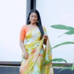 Navya Nair Instagram - A woman whose smile is open and whose expression is glad has a kind of beauty no matter what she wears.” @navyanair143 #Sijanmakeupartist . . . . . . . . . . . . . .#mazhavilmanorama . .#bridalmakeuplook #keralareels #keralabrides #bridalentry #indianweddingphotography #weddingnight #nikkahbride #hindubride #christianwedding #weddingbeauty #bigindianwedding #weddingzin #mallubride Kochi Kerela, India