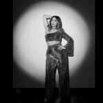 Neha Bhasin Instagram - I like shinning in the spotlight 🌟 #nehabhasin