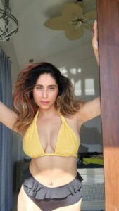 Neha Bhasin Instagram - Raising the temperature before I take a cool dip in the pool.. 

#nehabhasin 
#liveandletlive