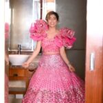 Neha Bhasin Instagram - Hopping on the trend before it's too late Something exquisite coming up with @htcity very soon. Shot by @himanshusharmaphotographyy #nehabhasin #trendingreels