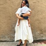 Neha Dhupia Instagram - Look who decided to walk straight into mamas arms … when daddy was clicking photos of mama ♥️♥️♥️♥️♥️ @guriqdhupiabedi my ♥️🌍 . . . . . . . 👗 @twinklehanspal By @ayeshakhanna20 💄 @vilokaaaaa @thatmakeupmisfit
