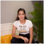 Neha Saxena Instagram – I’ll take a one way ticket back to the 90’s please// 𝐛𝐫𝐢𝐧𝐠 𝐛𝐚𝐜𝐤 90’𝐬 >> these tees with some amazing qoutes on @ewayoung