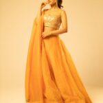 Nidhi Shah Instagram - Late post ✨ . . Wearing - @arpitamehtaofficial Makeup - @nishachandnanii Hairby - @hairstoriesbyrishikaa 📸 - @willhazell . . #banadijodi2022 #wedding #throwback #latepost #summervibes #love #lehenge #indianwedding