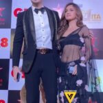 Nidhi Shah Instagram - Red Carpet 🖤 Wait for the beat drop 🔥 . . Thanks @viralbhayani for the perfect shot! ✨ Wearing @bharat_reshma ❤️ #SaJal #ParasKalnawat #NidhiShah #SamarShah #Kinjal #RedCarpet #ITA #Awards #Black #Twinning #BharatReshma #MensFashion