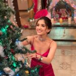 Nidhi Shah Instagram - It’s that time of the year again, it’s the season to sparkle ✨🎄🥳 May this Christmas Santa fill your tree of life with happiness, joy, love and good health 🤗 Merry Christmas everyone 🤗😘✨🎄 . #mysantaisthecutest 🎅✨🎄🤗😘. . . 📸 - @gulshanshah15 ❤️