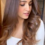 Nidhi Shah Instagram - Be it a sleek brunch look or a blown out party look, @dyson_india’s Airwrap has got me covered. Dry,smoothen & curl your hair in 10 mins- it’s perfect for anyone like me who is always on the go! Can’t do without it anymore😍 Gifted#DysonHair#DysonAirwrap