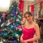 Nidhi Shah Instagram - It’s that time of the year again, it’s the season to sparkle ✨🎄🥳 May this Christmas Santa fill your tree of life with happiness, joy, love and good health 🤗 Merry Christmas everyone 🤗😘✨🎄 . #mysantaisthecutest 🎅✨🎄🤗😘. . . 📸 - @gulshanshah15 ❤️