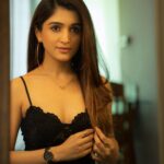 Nidhi Shah Instagram - It's the most wonderful time of the year 🌲 Share joy this season and pick the perfect gift for your loved ones from @danielwellington ❤️ Get up to 50% off when buying 3 or more items, additionally use my code NIDHIS to get 15% more 😍 Happy Shopping 🎁 #DanielWellington #ad