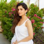 Nidhi Shah Instagram - For the love of white 🤍 . . . Wearing - @tilohri.india 📸 - @theguywithacanon