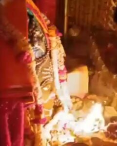 Nidhi Shah Instagram - It is imperative we as humans disconnect with the hustle once in a while and connect with the divine. Had the most surreal Darshan today. Forever grateful for getting this opportunity to be so close to Mahakal. The Bhasm Aarti from 4.00 AM to 6.00 AM was a divine experience like none other, had goosebumps and was simply overwhelmed by the love that I received today in the Temple complex. Once again, eternally grateful to have experienced this. Jai Mahakal! 
HAR HAR MAHADEV 🙏🏼🙏🏼😇