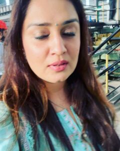 Nikita Thukral Instagram - Being deeply loved by someone gives u strength ,while loving someone deeply gives u courage. 💛