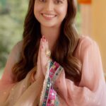 Nimrat Khaira Instagram - Tusi apni Zindagi de nawe daur da karo #SwagNaalSwagat mere te Jeevansathi.com de nal Assi laike Aaye haan ik vakhra wedding invites. Watch it, share it, treasure it! Head to https://jeevansathi.gan.ai/ for more details. Ae 4 simple steps follow kar register karo te pao apni personalized video wedding invites: 1. Register on the link mentioned above. Registration complete Karan lai apna phone number verify karo 2. Registration de baad, jeevansathi team de representatives tuannu sampark kar tuadde wedding di saariya details verify kar tuannu karenge guide on how to upload your guest list. 3. Guest list upload hon de baad, you’ll receive your invites in your registered email in the next 3-4 days. 4. Share your coolest wedding invites on Instagram hor saanu kag karna na pulna @jeevansathi_com with the #SwagNaalSwagat. Disclaimer: 1. This is Jeevansathi’s free gift to all couples in Punjab who are getting married & starting the most beautiful journey of their life in the next 2. You don’t need to have a profile on Jeevansathi or be a “Jeevansathi Couple” to be eligible for the same. #ad #SwagNaalSwagat #Jeevansathi #WeMatchBetter #NimratKhaira #PunjabiWeddings