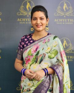 Pallavi Ramisetty Instagram - Keep life simple 🪻

Saree @lalitha3906 
Pure mangalagiri handloom pattu digital print saree
 
Clicked by @ku.mari2750

#achyuthasilksandsarees #opening #goodluck #besimple #pallaviramisetty