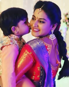 Pallavi Ramisetty Instagram - 😘@maithili_sreetan 

📸 candid click

#kissestomommy #sreethan #momandson #jeevanajyothi #shootmode #candid #love #positivity #pallaviramisettyofficial #instagood