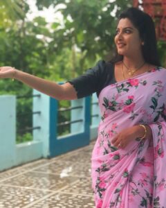 Pallavi Ramisetty Instagram - Rainy day 🌧

Black beads @_krish_collections 

#jeevanajyothi #starmaa #jyothi #rainyday #shoot #work #instadaily#pallaviramisettyofficial