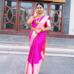 Pallavi Ramisetty Instagram - 𝑵𝒐 𝒎𝒐𝒅𝒆𝒓𝒏 𝒅𝒓𝒆𝒔𝒔 𝒄𝒂𝒏 𝒄𝒐𝒎𝒑𝒆𝒕𝒆 𝒕𝒓𝒂𝒅𝒊𝒕𝒊𝒐𝒏𝒂𝒍 𝒘𝒆𝒂𝒓 💓 𝑱𝒆𝒘𝒆𝒍𝒍𝒆𝒓𝒚: @jewelleryforher3 𝑺𝒂𝒓𝒆𝒆: @narsinghindia #attarintikidaredi #shoot #etv #krishnaveni #marriage #sareelove #jewellery #traditional #templejewellery #pallaviramisettyofficial #jewelleryforher3 # Ramoji Film City