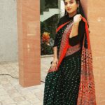 Pallavi Ramisetty Instagram - 𝕬𝖉𝖉 𝖌𝖑𝖆𝖒𝖔𝖚𝖗 𝖙𝖔 𝖞𝖔𝖚𝖗 𝖊𝖛𝖊𝖗𝖞𝖉𝖆𝖞 𝖑𝖎𝖋𝖊 𝖜𝖎𝖙𝖍 𝖆 𝖌𝖔𝖗𝖌𝖊𝖔𝖚𝖘 𝖘𝖆𝖗𝖊𝖊 @sivas_wardrobe #sareelove #everyday #sivaswardrobe #attarintikidaredi #pallaviramisettyofficial #saree #indianwear #instalove