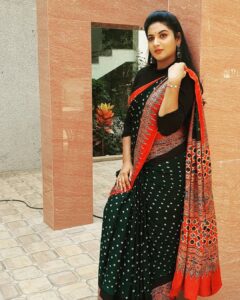 Pallavi Ramisetty Instagram - 𝕬𝖉𝖉 𝖌𝖑𝖆𝖒𝖔𝖚𝖗 𝖙𝖔 𝖞𝖔𝖚𝖗 𝖊𝖛𝖊𝖗𝖞𝖉𝖆𝖞 𝖑𝖎𝖋𝖊 𝖜𝖎𝖙𝖍 𝖆 𝖌𝖔𝖗𝖌𝖊𝖔𝖚𝖘 𝖘𝖆𝖗𝖊𝖊 @sivas_wardrobe

#sareelove #everyday #sivaswardrobe #attarintikidaredi #pallaviramisettyofficial #saree #indianwear #instalove