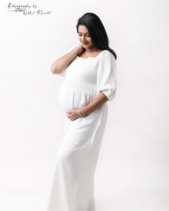 Pallavi Ramisetty Instagram - 🤍 waiting for my littleone 👶

Photography: @kidsography_by_nikhil_ronald 
Thank you for beautiful pictures once again 

#momtobe #happyprego #pallaviramisettyofficial