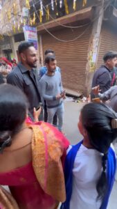 Parag Tyagi Instagram - Thank u #amritsar for all the love ❤️❤️
Make up- @makeup.yasmin 
Video- @immajidmomin 

#fateh #love #people #amritsardiaries #punjab #shoot #shooting #paradise #movie #film #sidhumoosewala #burnaboy #song #godbless #waheguru