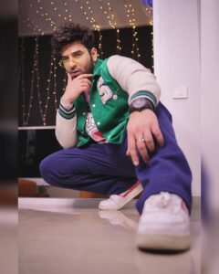 Paras Chhabra Instagram - Hi 👋 

Stylist:- @mandydebbarma 
Jacket:- @scotch_soda 
T shirt:- @innersaints 
Pants:- @superdryindia 

📸 @arpitdop 

#paraschhabra #parasarmy #photoshoot