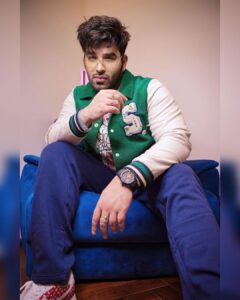 Paras Chhabra Instagram - Hi 👋 

Stylist:- @mandydebbarma 
Jacket:- @scotch_soda 
T shirt:- @innersaints 
Pants:- @superdryindia 

📸 @arpitdop 

#paraschhabra #parasarmy #photoshoot