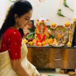 Pavani Reddy Instagram - Ganapathi Bappa Morya🙏🏻😇 May the mentor, protector & remover of obstacles enlighten your lives 😇 #ganesha #festival #happy #peace