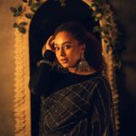 Pearle Maaney Instagram - It’s okay to slow down…it’s okay to rest and just be living at your own pace… since it’s not a race. so take it at your own pace… let it show on ur face 🥰❤️ . Camera 📸 @fah__me @pearle_productions Styling and Make Up @ashna_aash_ Mirror @famella_knots Saree @fatiz_official