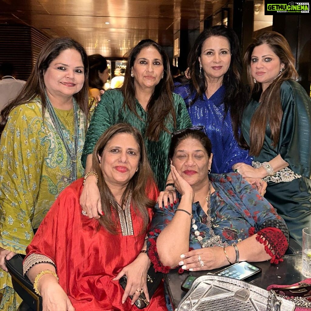 Poonam Dhillon Instagram - Thanks Dearest Alka @therealalkayagnik for such a lovely evening !! So good to meet So many friends .. specially from Music world .. whom had not met in so long . Ur Warmth, love & Friendship was evident everywhere !!! Ur dear brother @samiry19 looked after all so warmly too!! love ❤️ Love ❤️ & More Love ❤️