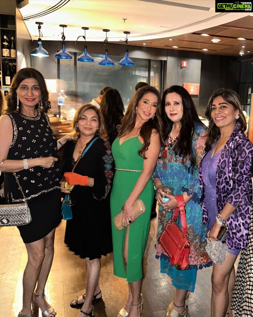 Poonam Dhillon Instagram - Party mood!! 🥰💕🎁🎊🎉🎈Good to catch up with so many Dear Friends. Happy Birthday @sammirshah @moranialy . Lovely party !!