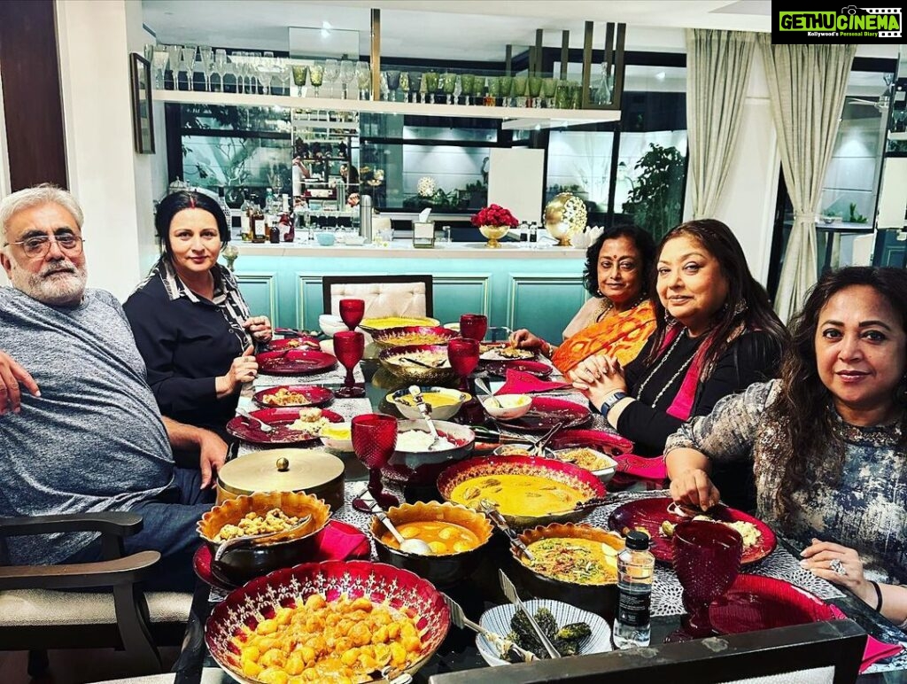 Poonam Dhillon Instagram - What a evening of divine food & absolutely amazing friendship !! Thanks dear Meenu @suchhandachatterjee for a memorable evening . You are a PERFECT hostess!! Meeting my very dear friends @kantaaadvanii #papiaguha @sukhwantdhadda was so special