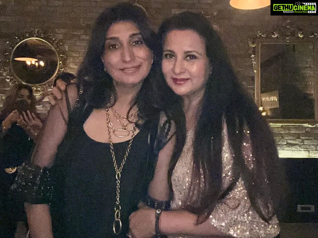 Poonam Dhillon Instagram - The week that was !! Festivity is in the Air !! #birthdayparty #prediwali #frienshipismagic #Happiness #love #goodfood #funtimes #music #dance