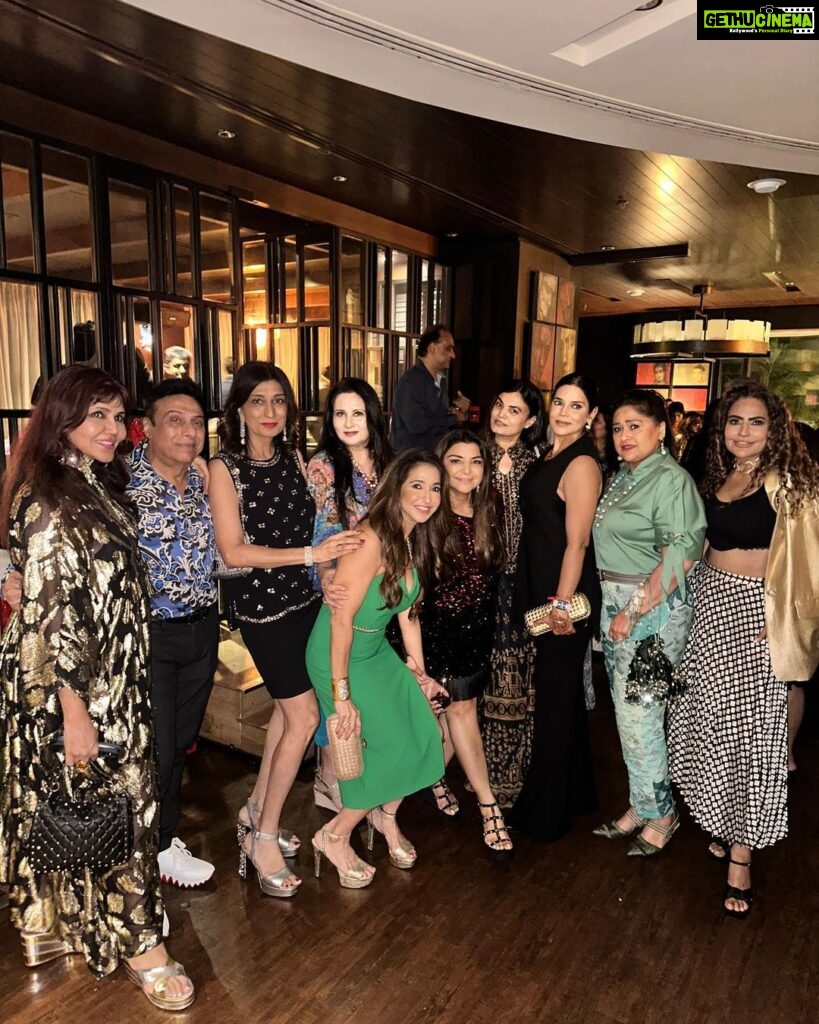 Poonam Dhillon Instagram - Party mood!! 🥰💕🎁🎊🎉🎈Good to catch up with so many Dear Friends. Happy Birthday @sammirshah @moranialy . Lovely party !!