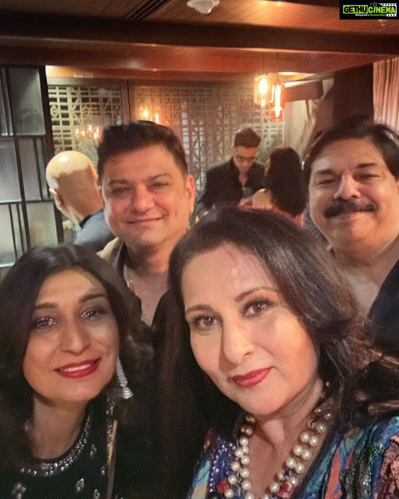 Poonam Dhillon Instagram - Party mood!! 🥰💕🎁🎊🎉🎈Good to catch up with so many Dear Friends. Happy Birthday @sammirshah @moranialy . Lovely party !!