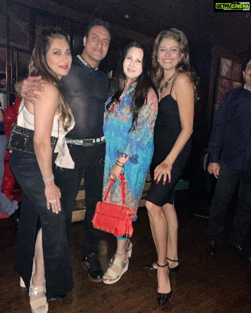 Poonam Dhillon Instagram - Party mood!! 🥰💕🎁🎊🎉🎈Good to catch up with so many Dear Friends. Happy Birthday @sammirshah @moranialy . Lovely party !!