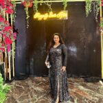 Poonam Dhillon Instagram - My sisters @rishmapai & brother in law @hrishikeshpai_bloomivf Party for her Lovely Daughter @apai314 & son in law @raviparikh2 was the party of the year!!! Real rocking - music / dances & best part was all friends who made it from far and near !! Loved it 🥰 The St. Regis Mumbai