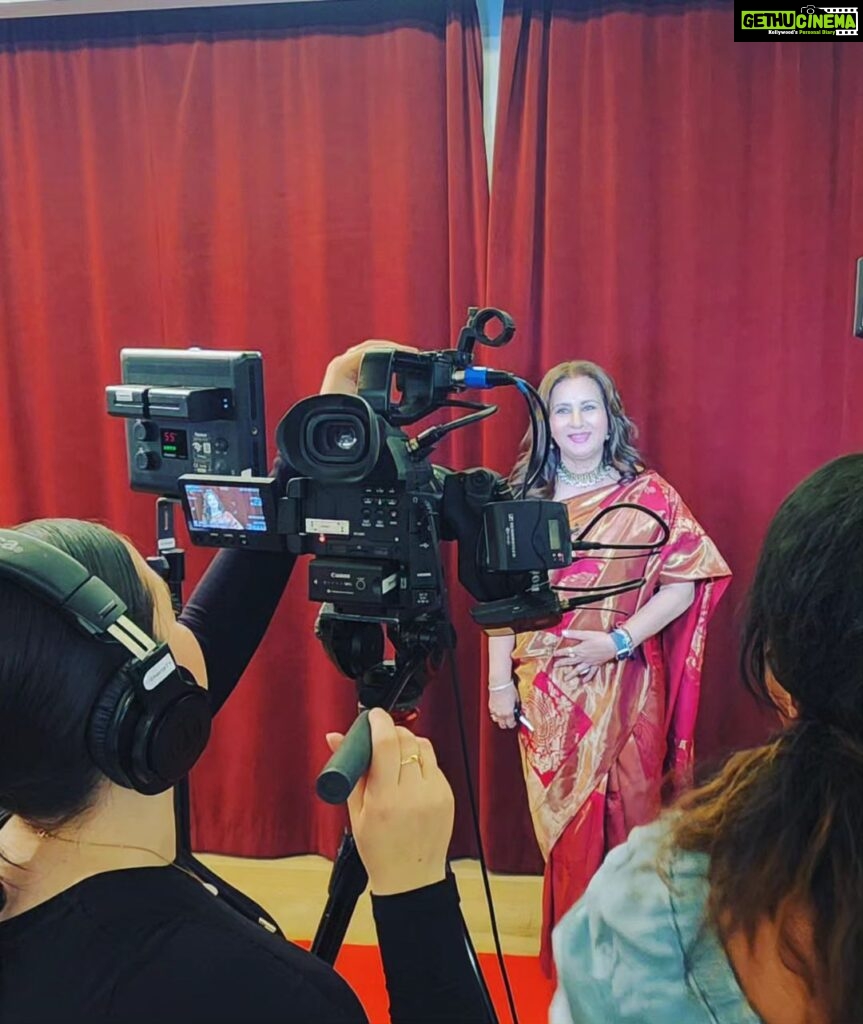 Poonam Dhillon Instagram - Feeling very Indian in UK . Love Sarees & specially at UK Asian film Festival where I represent Indian Films with pride. BFI Southbank