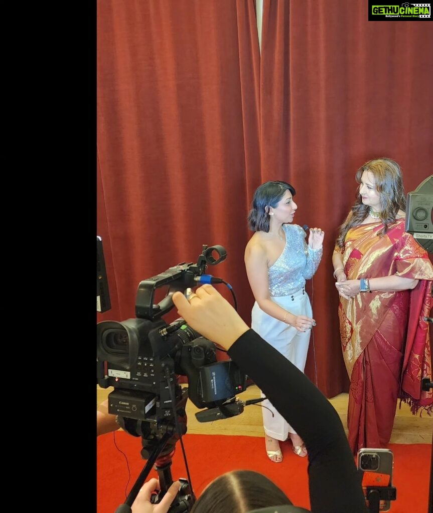 Poonam Dhillon Instagram - Feeling very Indian in UK . Love Sarees & specially at UK Asian film Festival where I represent Indian Films with pride. BFI Southbank