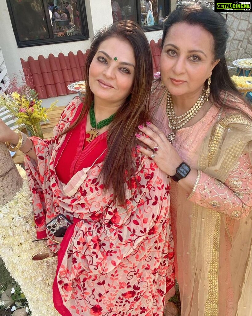 Poonam Dhillon Instagram - Happy birthday my Sohni Sikhni @poonam_dhillon_ loads of love my gorgeous- have a beautiful, blessed birthday ❤️🥂🎂 #birthdaygirl