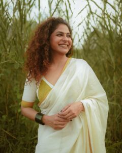 Poornima Indrajith Instagram - Onam it is ✨❤️🌾
Pic: @manekha_ 
Wardrobe: @pranaahbypoornimaindrajith