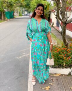 Poornima Indrajith Instagram - Caught posing ^_^

📷: @nakshatraindrajith 
👗@pranaahbypoornimaindrajith