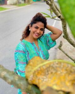 Poornima Indrajith Instagram - Caught posing ^_^

📷: @nakshatraindrajith 
👗@pranaahbypoornimaindrajith