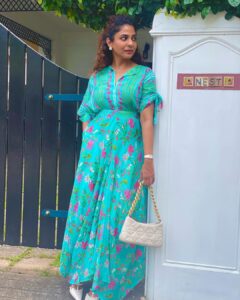 Poornima Indrajith Instagram - Caught posing ^_^

📷: @nakshatraindrajith 
👗@pranaahbypoornimaindrajith